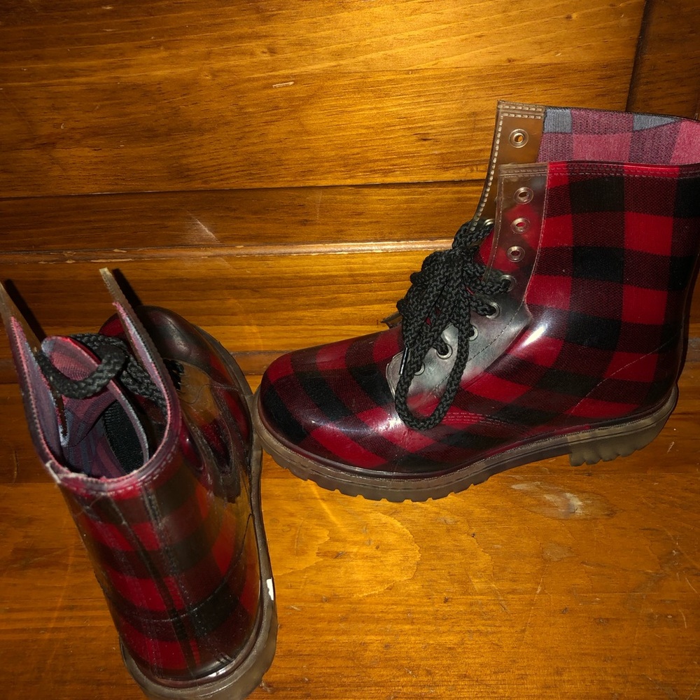 Red and Black Plaid Lace-Up Boots size 6 Dirty Laundry